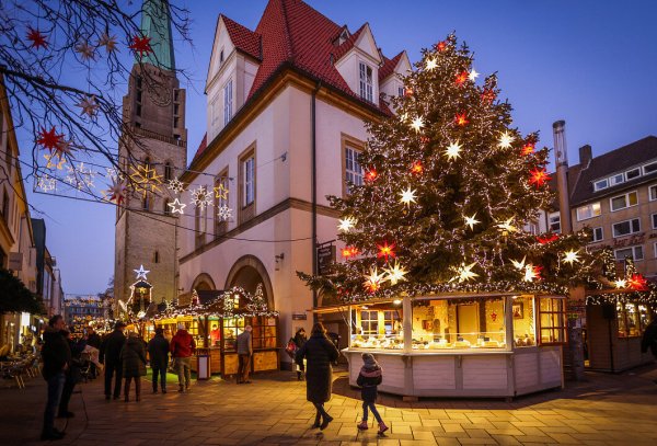 Ein besonderes Highlight des Bielefelder Weihnachtsmarktes ist der große Tannenbaum auf dem Alten Markt. - © Bielefeld Marketing