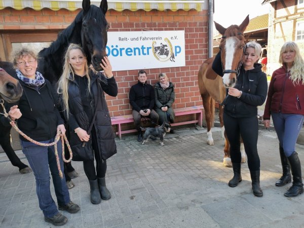 Der neue Vorstand des Reit- und Fahrvereins Dörentrup um (von links) Sabine Klaas (2. Kassenwartin), Romanie König (Geschäftsführerin), Stefan Eikermann (Kassenwart), Thea Antkewitz (Pressewartin), Jasmin Bohn (stellvertretende Vorsitzende) und Eveline Sigges (Schriftführerin). Auf dem Foto fehlen: Vorsitzender Steve Menzel, Jugendwartin Tanja Menzel und Tierschutzbeauftragte Heike Skowronek. - © Sylvia Frevert