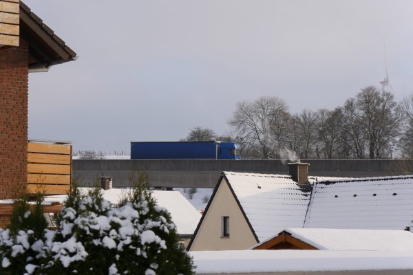 Die Kohlstädter am Rosenberg leben mit der B1. Während Pkw hinter der Betonbrüstung der Vorteltalbrücke fast verschwinden, sind Lkws für die Anwohner deutlich sichtbar - und hörbar. - © Jost Wolf