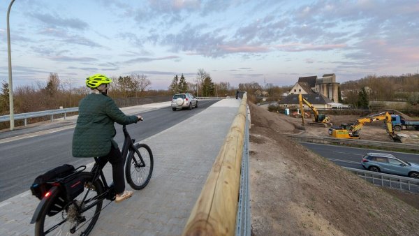 Die Brücke über die B1 an der Mastbruchstraße in Paderborn-Schloß Neuhaus ist wieder freigegeben. - © Niklas Tüns