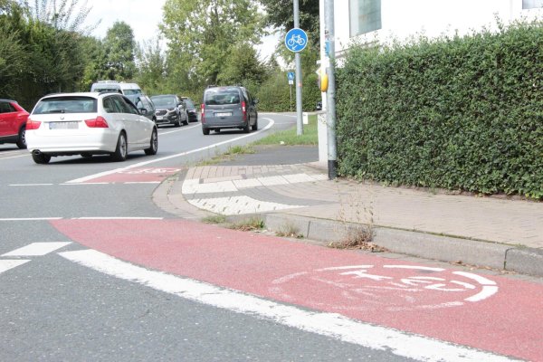 An der Herforder Straße sind bis zur Ecke Gosebrede die An der Herforder Straße sind bis zur Ecke Gosebrede die Radfahrstreifen bereits rot markiert, doch von der Kreuzung bis zur „Leuchte" nicht mehr. Eine weitere Einfärbung sei hier nicht notwendig, heißt es. - © Carolin Brokmann(LZ)