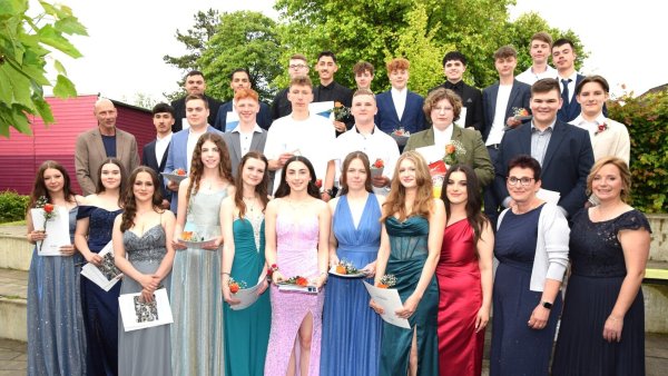 Alle festlich gekleideten Abschlussschülerinnen und -schüler der erfolgreichen Klasse 10c kommen nach der feierlichen Entlassung auf dem Areal hinter der HSS-Mensa mit ihren Lehrern zusammen. Foto: Karin Prignitz - © Karin Prignitz