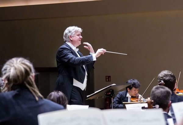 Die Nordwestdeutsche Philharmonie spielt unter Leitung von Gastdirigent Frank Beermann. - © Bildrechte: Beermann