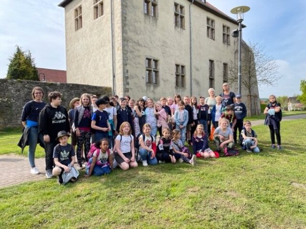 Zwei vierte Klassen der Grundschule Bad Meinberg, Standort Silvaticum, haben mit dem Heimatverein Horn zusammen die Burg besucht. - © Anne Oelers-Albertin