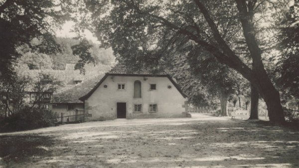 Diese Aufnahme der Oberen Mühle am Friedrichstaler Kanal stammt aus den 1940er Jahren. Bis 1958 war die Wassermühle noch in Betrieb. - © Stadtarchiv Detmold