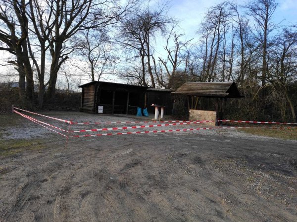 Am Grillplatz Schmandpott oberhalb von Humfeld haben Unbekannte eine Party gefeiert und jede Menge Müll hinterlassen - zum Leidwesen der Feuerwehr, die den Grillplatz pflegt. Sie hat das Gelände nun abgesperrt. - © Feuerwehr Dörentrup