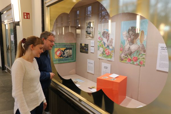 Pia Gillner und Arnold Beuke schauen sich eines der umgestalteten Schaufenster in der Wandelhalle an. - © Alexandra Schaller