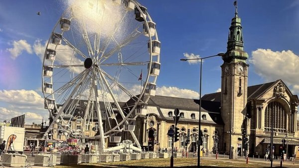 Das moderne Riesenrad dreht sich auf 36 Metern Höhe mit geschlossenen Gondeln. - © Sabine Steuer