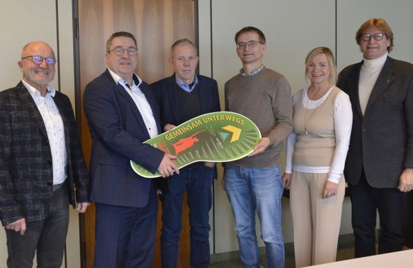 Freuen sich über die engere Zusammenarbeit: Klaus Stein (LHB), Landrat Dr. Axel Lehmann, Heimatbund-Vorsitzender Dr. Albert Hüser, Olaf Biere (LHB), Yvonne Huebner (LHB) und Günter Weigel (LTM, von links). - © LTM