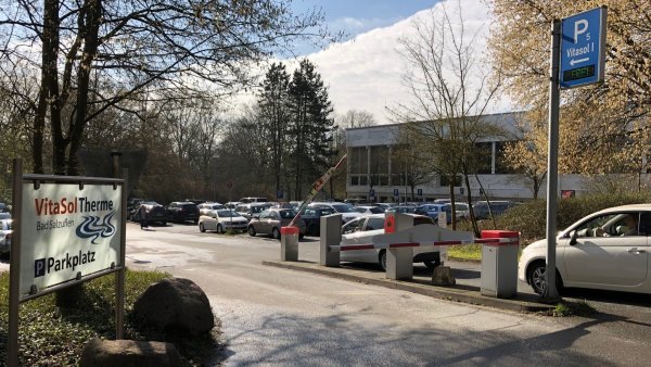 Der heutige Parkplatz I direkt an der Therme wird zum Teil mit dem neuen Hotel überbaut. Deswegen braucht es auf der anderen Seite der Exterschen Straße weitere Stellflächen. - © Thomas Reineke
