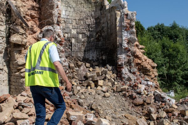 Bei Abrissarbeiten von einem alten Kalkwerk ragte eine Metallspitze aus dem Geröll. Ordnungsamtsleiter Rainer Holste informiert sich. Foto: Sebastian Vogt/Stadt Horn-Bad Meinberg - © Sebastian Vogt/Stadt Horn-Bad Meinberg