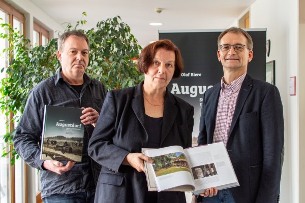 Autor Olaf Biere (rechts) präsentiert mit Co-Autorin Annette Fischer und Grafiker Jörg Aufdemkamp sein Buch über die Historie der Sennerandgemeinde. - © Raphael Bartling