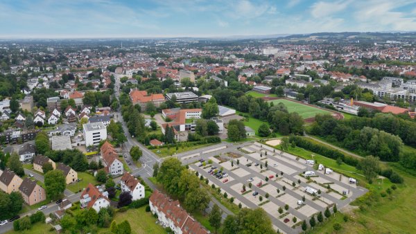 Der Parkplatz am Werrebogen ist nur einer von mehreren größeren Parkplätzen am Rand der Innenstadt. - © Stadt Detmold