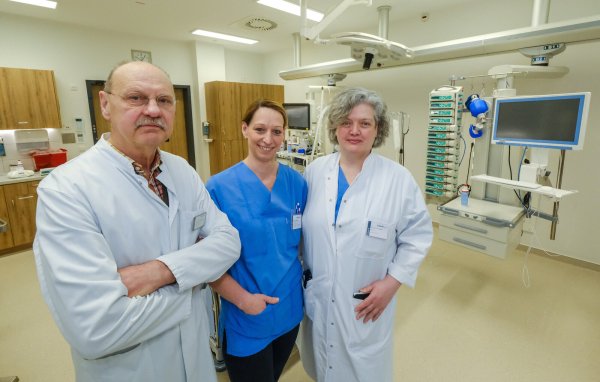 Gewissensfrage Organspende: Als Transplantationsbeauftragte werben Friedhelm Bach, Dorina Zeiger und Ina Vedder (v.l.) dafür, sich mit dem Thema zu beschäftigen und für sich eine Entscheidung zu treffen. - © Andreas Zobe