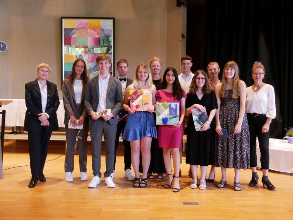 Auszeichnung für besonderes Engagement: Kim Sturhan, Tim Fatnev, Justin Schmidt, Charline Laustroer, Anne Mattke, Ariana Mobram, Michel Böger, Lucia Dück, Alba Susanna Lehmann, Johanna Zoë Hermann (ab 2.v. links) werden von Schulleiterin Daniela Faude (links) und ihrer Stellvertreterin Anja Vothknecht (rechts) geehrt. - © Thomas Krügler