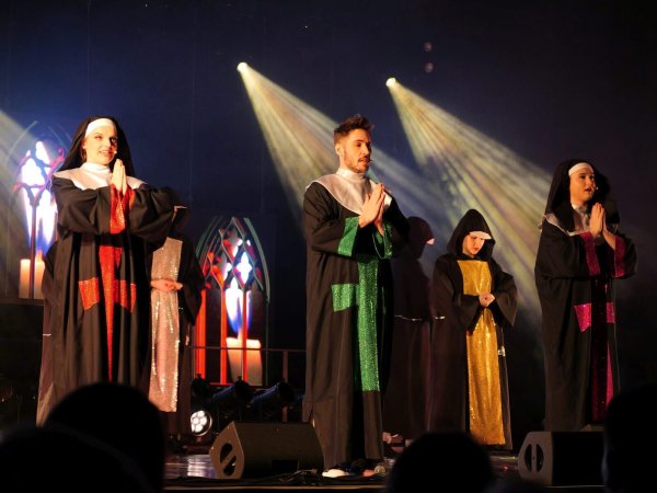 Die "Nacht der Musicals" überzeugt mit vielfältigem Programm. Hier führt das Ensemble ein Medley aus "Sister Act" auf. - © Thomas Krügler