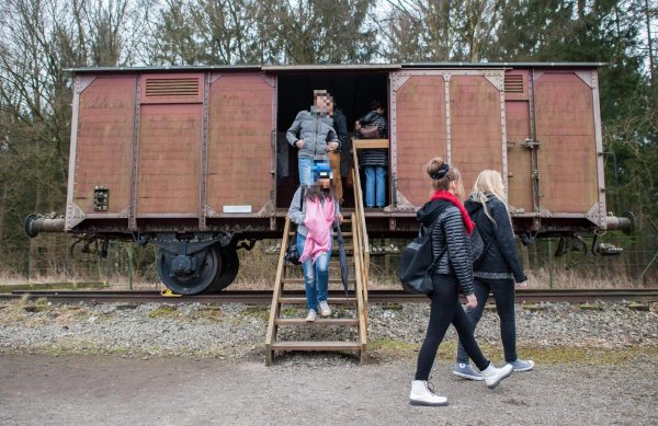 Ganz nah kommen Schüler in Bergen-Belsen den Orten der Gräueltaten der Nazis. Gymnasiasten aus Bielefeld sangen dort ein Lied mit rechten Parolen. - © Symbolbild: Hauke-Christian Dittrich/dpa