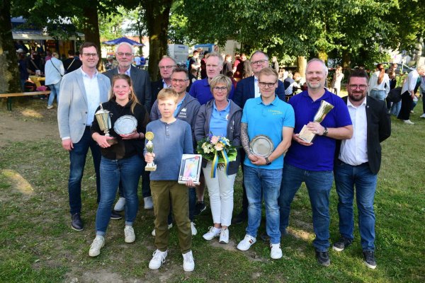Stolz präsentieren die zielsicheren Lagenser Schützen ihre Trophäen. - © Nicole Ellerbrake