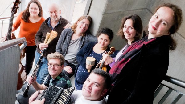 Schräge Zeiten, schräges Bild: Das Ensemble "vinorosso" feiert Geburtstag. - © Birgit Sanders