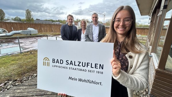 Melina Wagner (vorne) von der Agentur "Remy & Remy" zeigt das neue Logo. Im Hintergrund (von links) Felix Remy von der Agentur, Kämmerin Melanie Kohring und Bürgermeister Dirk Tolkemitt. Inzwischen hat man die Jahreszahl von 1918 auf 1818 geändert. - © Alexandra Schaller