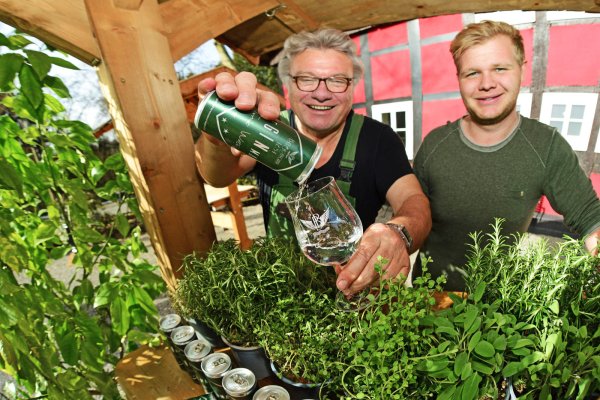 Friedhelm und Fabius Begemann mit Tonic Water zwischen Kräutern und Zitronenbäumen. - © Nicole Ellerbrake
