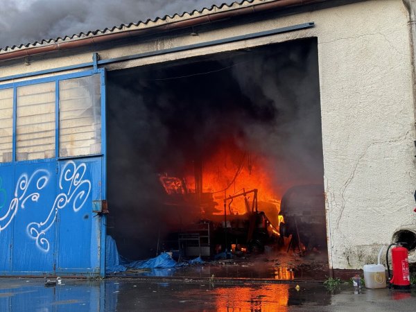 Zu einem Brand in einer Lagerhalle an der Straße An der Bega ist die Feuerwehr am Freitagabend ausgerückt. - © Feuerwehr Lemgo