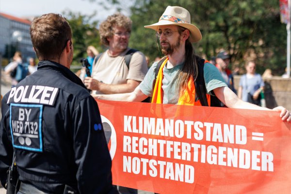 Schmerzgriffe werden beispielsweise bei Demonstrationen und Sitzblockaden angewendet. (Symbolbild) - © Daniel Karmann/dpa