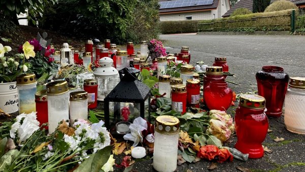 Die Anteilnahme an dem gewaltsamen Tod einer jungen Notfallsanitäterin aus Lippe am Tatort in Bielefeld ist groß. Die 21-Jährige soll von einem Arbeitskollegen erstochen worden sein. Nun beginnt der Mordprozess. - © Jens Reichenbach