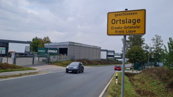 Offensichtlich haben sich Langfinger des Originals bemächtigt. Nun hat der Kreis Lippe erst mal ein Ersatzortsschild am Schmuckenberger Weg angebracht. - © Marianne Schwarzer