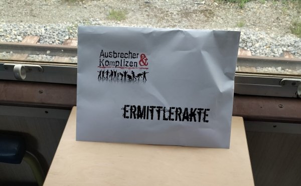 Eine „Ermittlerakte“ hilft den jungen Detektiven, dem Mörder von Tessa Lipperling auf die Spur zu kommen. - © Sebastian Fritzemeier