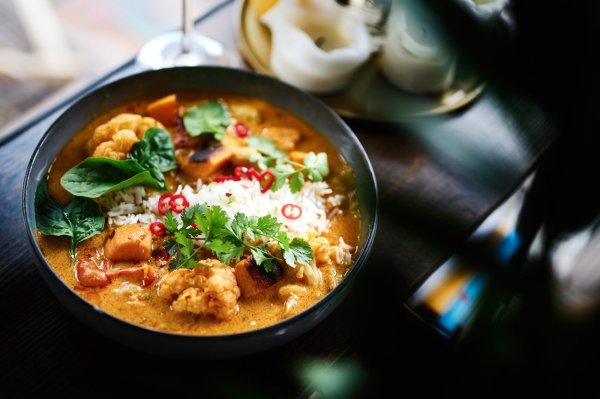 Ein rotes Curry mit Linsen und Gemüse ist leicht und wärmt im Winter. - © Symbolbild: Pixabay