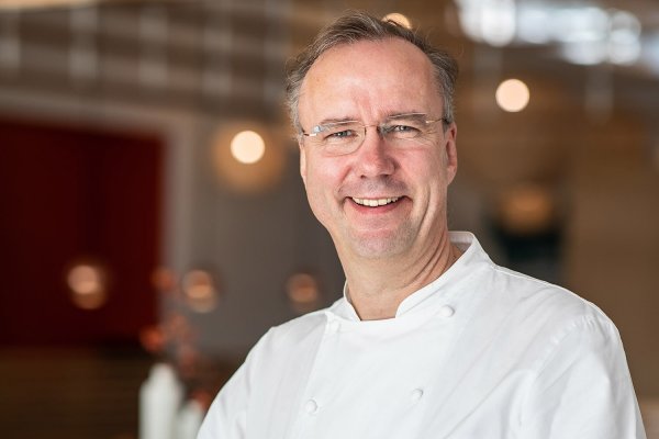 Koch Bernhard Kampmann serviert seit mehr als 30 Jahren in seinem Restaurant „Schlichte Hof“ in Bielefeld hochwertige westfälische Küche. - © Michael Breuer