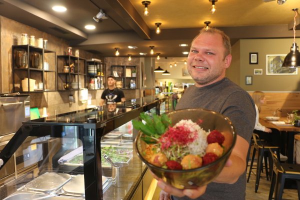 Betreiber Michael Knuth präsentiert eine frisch zubereitete Bowl mit Falafel-Bällchen im neu eröffneten "That's fresh". Die Gastronomie hat neben einem Mittagstisch auch einen Cafèbereich mit belegten Brötchen und Co. zu bieten. - © Janet König