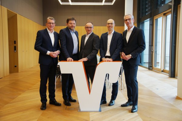 Die Vorstände der Volksbank in Ostwestfalen: Michael Deitert (v. l.), Peter Scherf, Oliver Ohm, Thomas Mühlhausen und Andreas Kämmerling. - © Volksbank in Ostwestfalen