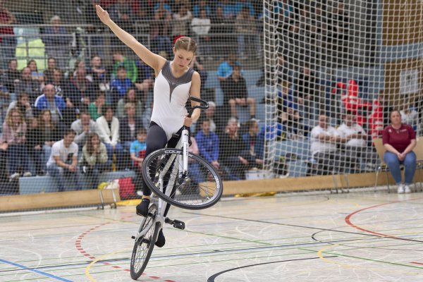 Seit mehr als zehn Jahren ist Antonia Blome eine feste Größe im Kunstradsport. Immer wieder probiert sie neue Elemente aus, wie hier den Dornstandsteiger rückwärts. - © Familie Blome