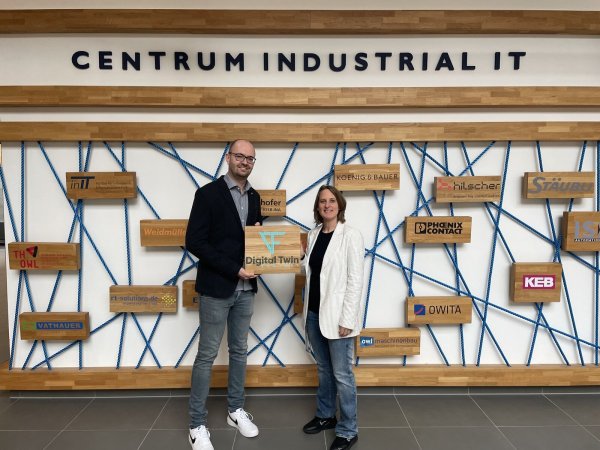 CIIT-Geschäftsleiterin Anja Moldehn begrüßt Domenic Schäffer, Geschäftsführer der Digital Twin Factory, im Verein. - © CIIT