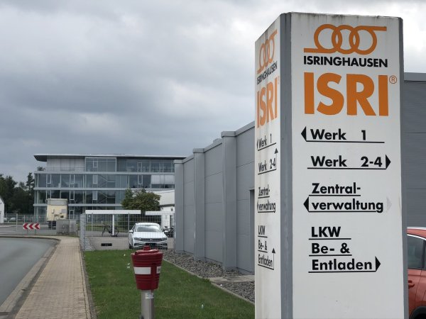 Beim Lemgoer Kfz-Zulieferer Isringhausen wird über einen geplanten Stellenabbau verhandelt. Nun gilt aber erst einmal ein Stillhalteabkommen bis Mitte kommenden Jahres. - © Till Brand
