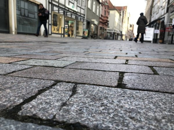 Teilweise sind die Steine, wie hier, gebrochen, teils platzen auch die Kanten ab. Liegt es an der Beanspruchung oder handelt es sich um einen Baumangel? Das soll ein Gutachter beurteilen. - © Till Brand