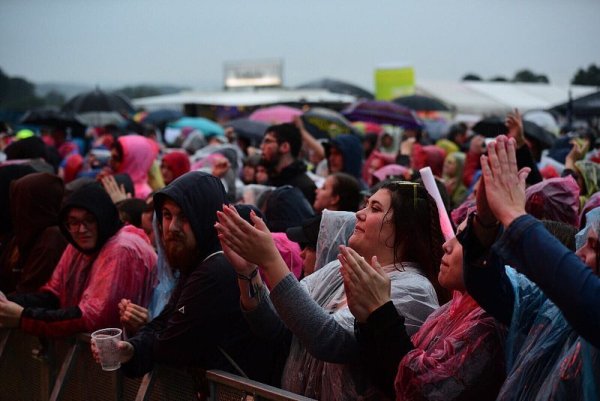 Die Besucher des "Lippe Open Air" lassen sich vom Regen nicht unterkriegen.  - © Nicole Ellerbrake