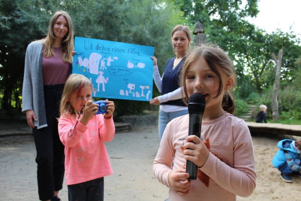 Thea und Johanna (vorne von rechts) gehören zum Filmteam, auf das Einrichtungsleiterin Saskia Bothe und Stellvertreterin Julia Brinkmann (hinten von links) mächtig stolz sind. - © Sandra Castrup