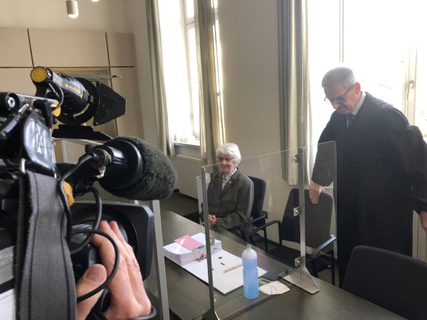 Hohes Medieninteresse: Margret Kreuder und Rechtsanwalt Ralf Fischer vor Verfahrensbeginn - © Martin Hostert