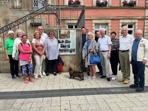 Elgin Möller (von links), Traudel Kaiser, Anke Trenczek, Helga und Helmut Schüte, Christ-Dore Richter, Bürgermeister Frank Hilker, Dr. Heide Barmeyer-Hartlieb, Gerd Milting, Dr. Rüdiger Henke und seine Frau sowie Werner Damm und Martin Hankemeier weihen die vierte Infotafel ein. - © Stadt Detmold