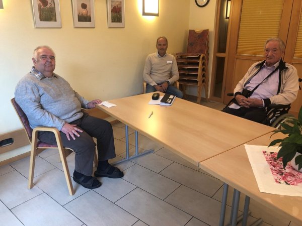 Dieter Nietzold (von links), Christoph Fritzsche und Horst Simon unterhalten sich im Stift zu Wüsten darüber, wie sie die Corona-Pandemie bisher erlebt haben. - © Sven Kienscherf
