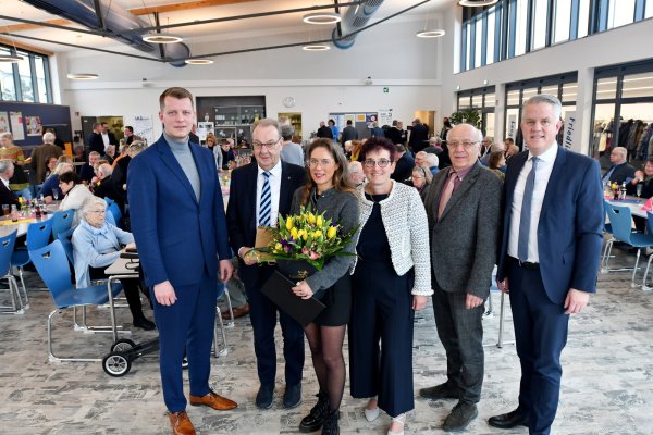 Gemeinsam beim FDP-Neujahrsempfang: Festredner und FDP-Landesvorsitzender Henning Hoene (von links), Peter Meier (35-jährige Parteizugehörigkeit), dessen Tochter Sina Froese (25 Jahre), stellvertretende Stadtverbandsvorsitzende Viola Brüntrup, Redner Martin Lehmann und Tobias Jaehn, Stadtverbandsvorsitzender. - © Gunter Held