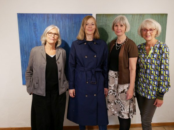 Gruppenausstellung im Fachwerk. Mit Reinhild Patzelt, Susanne Walter, Claudia Winkel und Karin Wehmeyer vor Bildern von Patzelt (von links). - © Thomas Krügler