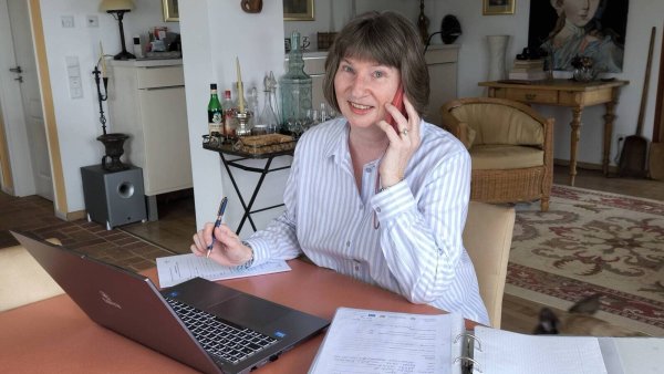 Barbara Volmer koordiniert die Taschengeldbörse. - © Zukunft Extertal