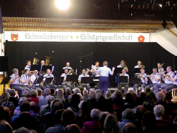 Die Egerländerbesetzung des Heeresmusikkorps Kassel unter der Leitung von Johanna Klett brillierte mit Präzision und Spielfreude. - © Rudi Rudolph