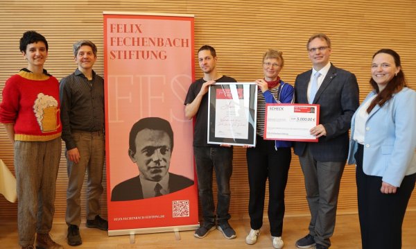 Katrin Freiberger (rechts) und Dr. Dennis Maelzer (2. von rechts) von der Felix-Fechenbach-Stiftung übergeben den Felix-Fechenbach-Preis an Odile Pothier, Jan Uplegger, Konrad Schreier und
Gerda Pethke (von links). - © Felix-Fechenbach-Stiftung