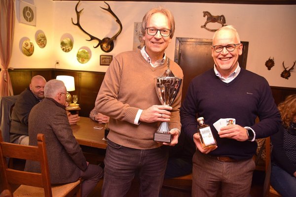 Die Organisatoren Thomas Kordisch (l.), der am Ende siegen wird, und Karsten Hesemann mit dem begehrten Wanderpokal, einer Schluckimpfung und einem der Skatkartenspiele für das Turnier im Alten Krug. Foto: Karin Prignitz - © Karin Prignitz