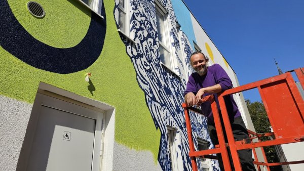 Der Bielefelder Künstler Malik Heilmann möchte das komplette Bild in dieser Woche fertigstellen. Mit diversen Sprühdosen macht er die Fassade zu einem Hingucker - und einem großen Hinweis darauf, was sich im Inneren des Gebäudes befindet: die Stadtbücherei. - © Astrid Sewing